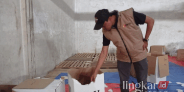 Petugas Bawaslu Kabupaten Blora saat mengecek proses distribusi logistik Pilkada 2024. (Dok. Pribadi/Lingkarjateng.id)