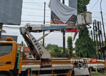 Bawaslu Grobogan mengerahkan mobil crane untuk menurunkan APK di billboard atau papan reklame berbayar di wilayah setempat pada Senin, 25 November 2024. (Dok. Bawaslu Grobogan/Lingkarjateng.id)