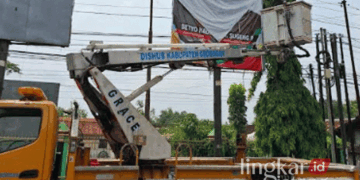 Bawaslu Grobogan mengerahkan mobil crane untuk menurunkan APK di billboard atau papan reklame berbayar di wilayah setempat pada Senin, 25 November 2024. (Dok. Bawaslu Grobogan/Lingkarjateng.id)