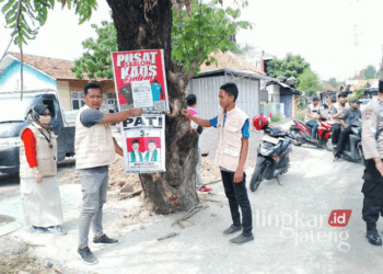 Sejumlah petugas Panwascam Winong sedang membersihkan APK di masa tenang Pilkada pada Minggu, 24 November 2024. (Arif Febriyanto/Lingkarjateng.id)