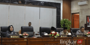 Bupati Grobogan, Sri Sumarni (kiri), saat mengahdiri rapat paripurna ke-45 DPRD Grobogan pada Jumat, 1 November 2024. (Dok. Pribadi/Lingkarjateng.id)