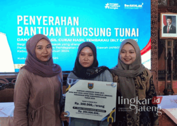 Buruh rokok saat menerima BLT cukai secara seimbolis di Pendopo Kabupaten Kudus pada Sabtu, 9 November 2024. (Nisa Hafizhotus S./Lingkarjateng.id)