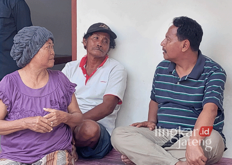 Disambati Warga Selopuro, Harno Janji Perbaiki Semua Jalan di Rembang 25 Cabup Rembang Harno saat bercengkerama dengan warga Desa Selopuro, Kecamatan Lasem, pada Kamis, 7 November 2024. (Vicky Rio/Lingkarjateng.id)