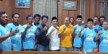 Camat Kradenan, Tarkun (jaket hitam), saat berfoto bersama relawan salah satu paslon peserta Pilkada Blora beberapa waktu lalu. (Dok. Pribadi/Lingkarjateng.id)