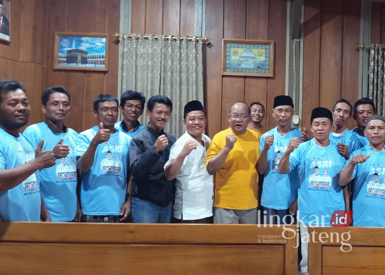 Camat Kradenan, Tarkun (jaket hitam), saat berfoto bersama relawan salah satu paslon peserta Pilkada Blora beberapa waktu lalu. (Dok. Pribadi/Lingkarjateng.id)