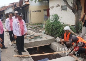 MENINJAU: Plt Wali Kota Pekalongan, Salahudin, meninjau perkembangan proyek drainase di Kampung Batik Pesindon Kelurahan Bendan Kergon, Kecamatan Pekalongan Barat, Kota Pekalongan pada Selasa, 5 November 2024 siang. (Fahri Akbar/Lingkarjateng.id)