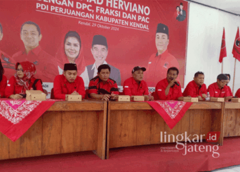 Jajaran pengurus DPC PDIP Kabupaten Kendal memberikan keterangan pers soal putusan MK Nomor 136 pada Selasa, 19 November 2024. (Unggul Priambodo/Lingkarjateng.id)