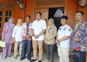 Calon Bupati Rembang nomor urut 02, Harno, saat berfoto bersama Ketua DPD Partai Gerindra Jateng, Sudaryono, baru-baru ini. (Vicky Rio/Lingkarjateng.id)