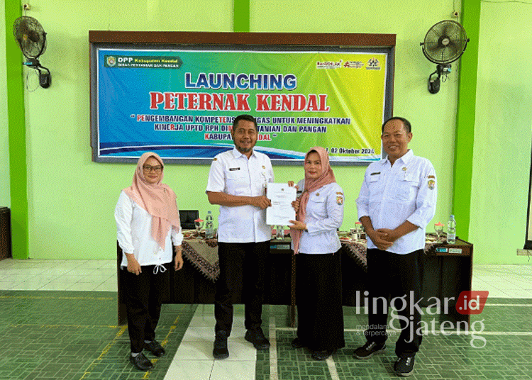Kepala Dinas Pertanian dan Pangan Kabupaten Kendal Pandu Rapriat Rogojati saat melaunching program inovasi Peternak Kendal. (Arvian Maulana/Lingkarjateng.id)