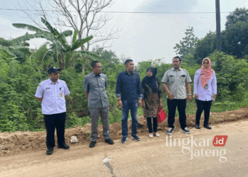 Anggota Komisi D DPRD Jepara, Haizul Ma'arif (dua dari kiri) saat melakukan monitoring betonisasi Jalan Jebol-Mayong pada Senin, 18 November 2024. (Tomi Budianto/Lingkarjateng.id)