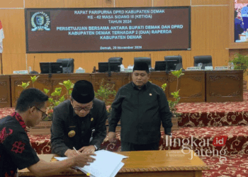 Plt. Bupati Demak, Ali Makhsun, bersama Ketua DPRD Demak, Zayinul Fata, saat menandatangani dokumen persetujuan dua Raperda dalam rapat paripurna pada Rabu, 20 November 2024. (M. Burhanuddin Aslam/Lingkarjateng.id)