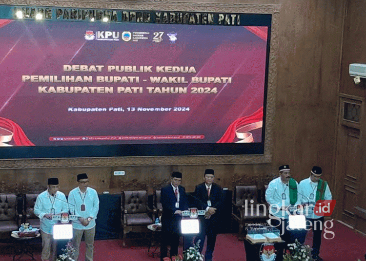 Tiga pasangan calon bupati-wakil bupati saat mengikuti debat publik Pilbup di Kantor DPRD Pati pada Rabu, 13 November 2024. (Arif Febriyanto/Lingkarjateng.id)