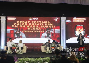 Dua pasangan calon bupati-wakil bupati saat menghadiri debat Pilbup Blora di Gedung Graha Larasati pada Senin, 4 November 2024. (Hanafi/Lingkarjateng.id)