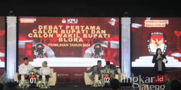 Dua pasangan calon bupati-wakil bupati saat menghadiri debat Pilbup Blora di Gedung Graha Larasati pada Senin, 4 November 2024. (Hanafi/Lingkarjateng.id)