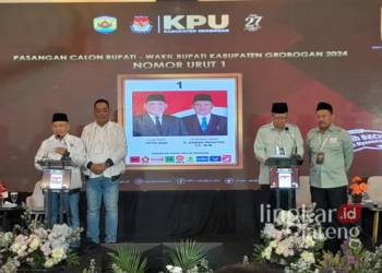 Dua pasangan calon bupati-wakil bupati dalam acara debat publik Pilgub Grobogan pada Minggu, 3 November 2024. (Eko Wicaksono/Lingkarjateng.id)