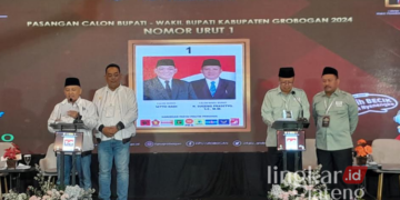 Dua pasangan calon bupati-wakil bupati dalam acara debat publik Pilgub Grobogan pada Minggu, 3 November 2024. (Eko Wicaksono/Lingkarjateng.id)