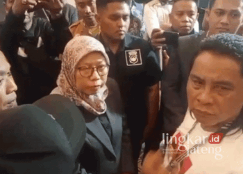 Pendukung paslon nomor urut 2 Riswadi-Amin menyampaikan protes terkait insiden pemukulan kepada Ketua KPU Kabupaten Pekalongan usai debat Pilbup di Semarang pada Sabtu, 9 November 2024. (Fahri Akbar/Lingkarjateng.id)