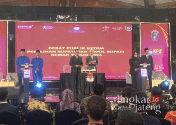 Debat Kedua Pilbup Demak Sempat Tak Kondusif, Pendukung Paslon Kena Semprit 27 Suasana debat kedua Pilbup Demak yang digelar di Hotel Patra Jasa, Kota Semarang, pada Sabtu, 16 November 2024. (M. Burhauddin Aslam/Lingkarjateng.id)