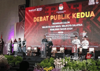 Tiga paslon peserta Pilwalkot Salatiga saat mengikuti debat publik kedua yang diselenggarakan Komisi Pemilihan Umum (KPU) setempat di Auditorium UIN Salatiga pada Selasa malam, 19 November 2024. (Angga Rosa/Lingkarjateng.id)