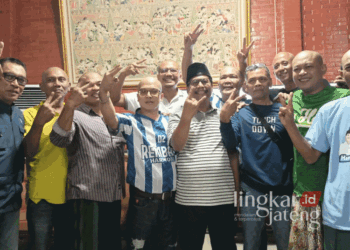 Calon Bupati Rembang nomor urut 02, Harno, bersama tim saat deklarasi kemenangan usai unggul hasil quick count Pilkada pada Rabu malam, 27 November 2024. (Vicky Rio/Lingkarjateng.id)