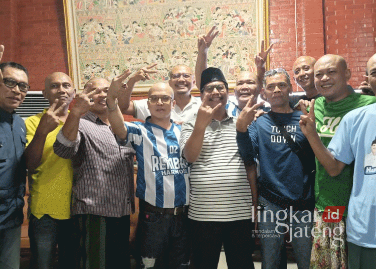 Unggul Hasil Quick Count, Harno-Hanies Deklarasi Kemenangan Pilkada Rembang 25 Calon Bupati Rembang nomor urut 02, Harno, bersama tim saat deklarasi kemenangan usai unggul hasil quick count Pilkada pada Rabu malam, 27 November 2024. (Vicky Rio/Lingkarjateng.id)