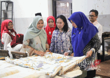 Ketua Dekranasda Kota Pekalongan, Istiqomah, beserta jajaran melakukan kunjungan monitoring ke UKM binaan di kota setempat, baru-baru ini. (Dok. Diskominfo Kota Pekalongan/Lingkarjateng.id)