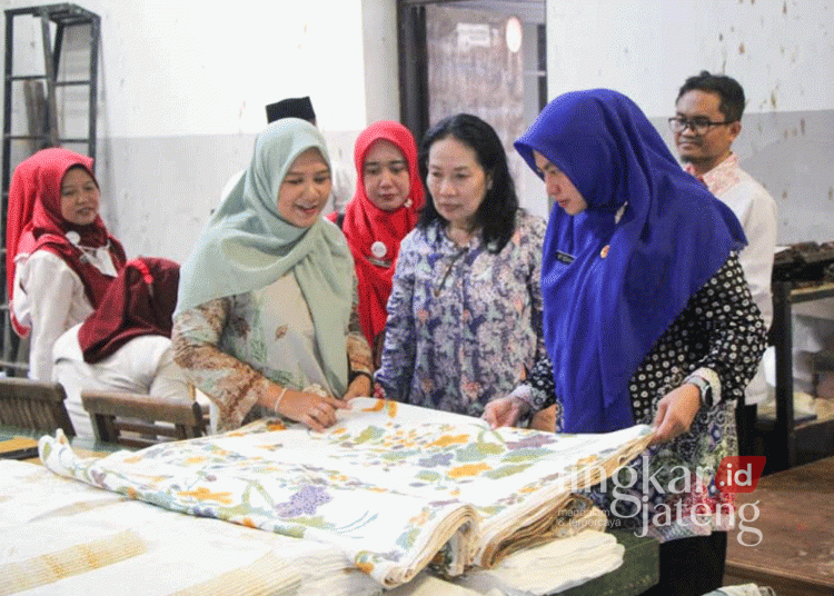 Monitor UKM Binaan, Dekranasda Kota Pekalongan Sambangi Pelaku Usah Batik 25 Ketua Dekranasda Kota Pekalongan, Istiqomah, beserta jajaran melakukan kunjungan monitoring ke UKM binaan di kota setempat, baru-baru ini. (Dok. Diskominfo Kota Pekalongan/Lingkarjateng.id)