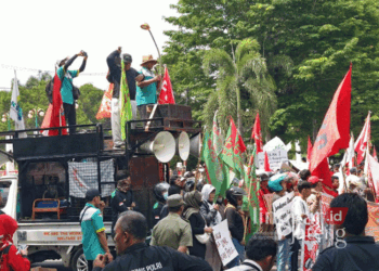 Ratusan buruh saat melakukan aksi demonstrasi di depan Kantor Bupati Demak pada Senin, 18 November 2024. (M. Burhanuddin Aslam/Lingkarjateng.id)