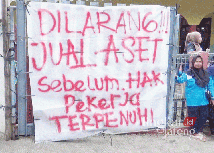 Salah satu baliho berisi tuntutan yang dipasang oleh eks karyawan PT Dupantex, Kabupaten Pekalongan, agar perusahaan segera melunasi hak pesangon, beberapa waktu lalu. (Fahri Akbar/Lingkarjateng.id)