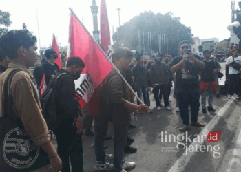 Puluhan mahasiswa saat menggelar demonstrasi terkait ujian perades di depan Kantor Bupati Pati pada Jumat, 1 November 2024. (Arif Febriyanto/Lingkarjateng.id)