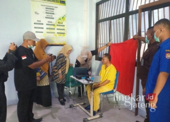 Tim Garuda Sigap sedang melakukan perekama e-KTP untuk salah satu pasien ODGJ RSUD dr. H Soewondo Kendal. (Arvian Maulana/Lingkarjateng.id)