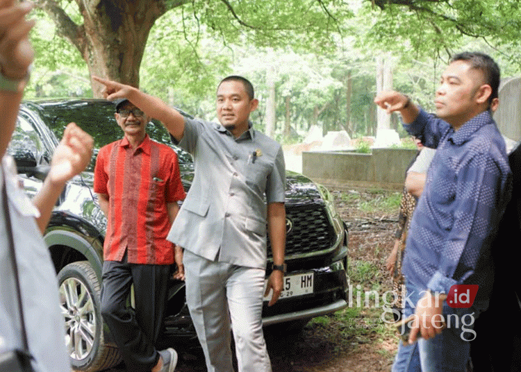 Anggota Komisi D DPRD Jepara, Haizul Ma'arif, saat melakukan monitoring lahan milik Pemkab Jepara yang diwacanakan untuk pembangunan tempat pembuangan sampah (TPS) baru di Desa Sengon, Kecamatan Mayong, pada Rabu, 13 November 2024. (Tomi Budianto/Lingkarjateng.id)