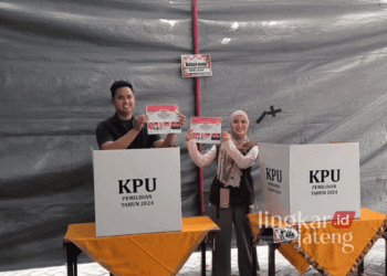 Bupati Kendal Dico M. Ganinduto bersama sang istri Wynne Frederica saat menggunakan hak pilihnya di TPS 1 Kelurahan Tunggulrejo, Kecamatan/Kabupaten Kendal, pada Rabu, 27 November 2024. (Arvian Maulana/Lingkarjateng.id)