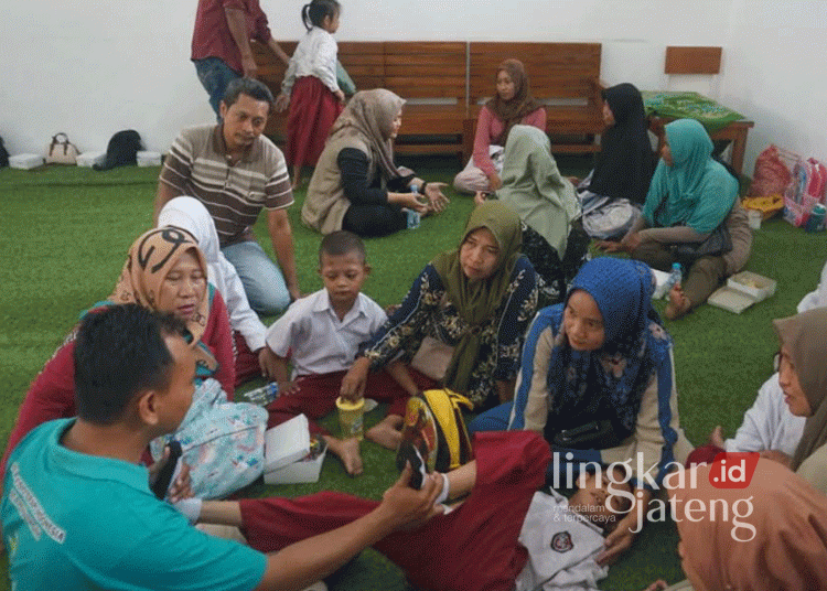 Para orang tua yang memiliki anak inklusi saat mengikuti kelas parenting yang difasilitasi oleh Dinkes Kota Pekalongan di SKB setempat pada Senin, 11 November 2024. (Dok. Diskominfo Kota Pekalongan/Lingkarjateng.id)