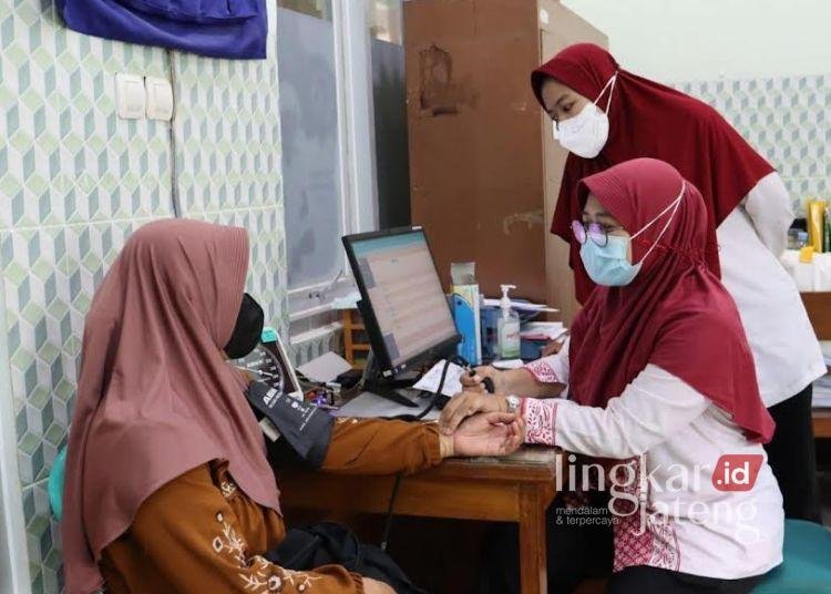 PELAYANAN KB: Warga Kota Pekalongan mengikuti layanan KB gratis yang diselenggarakan Dinas Sosial dan Pengendalian Penduduk Keluarga Berencana (Dinsos-P2KB) Kota Pekalongan dalam rangka memperingati HKG PKK 2024 di Puskesmas Klego, Kota Pekalongan pada Rabu, 21 November 2024. (Diskominfo Kota Pekalongan/Lingkarjateng.id)