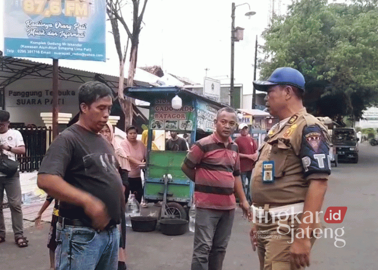 Petugas Satpol PP saat mensterilkan PKL di kawasan Alun-alun Simpang Lima Pati pada Minggu, 24 November 2024. (Arif Febriyanto/Lingkarjateng.id)