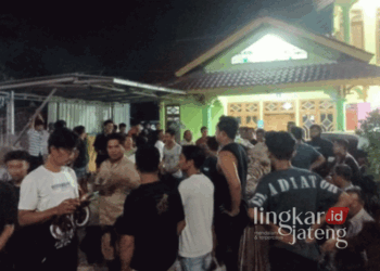 Ratusan warga Dusun Tapen, Desa Tawangharjo, Kecamatan Wedarijaksa, Kabupaten Pati, mendatangi rumah kepala desa setempat untuk meminta penjelasan terkait adanya dugaan praktik jual-beli jabatan dalam seleksi perades pada Rabu malam, 6 November 2024. (Arif Febriyanto/Lingkarjateng.id)