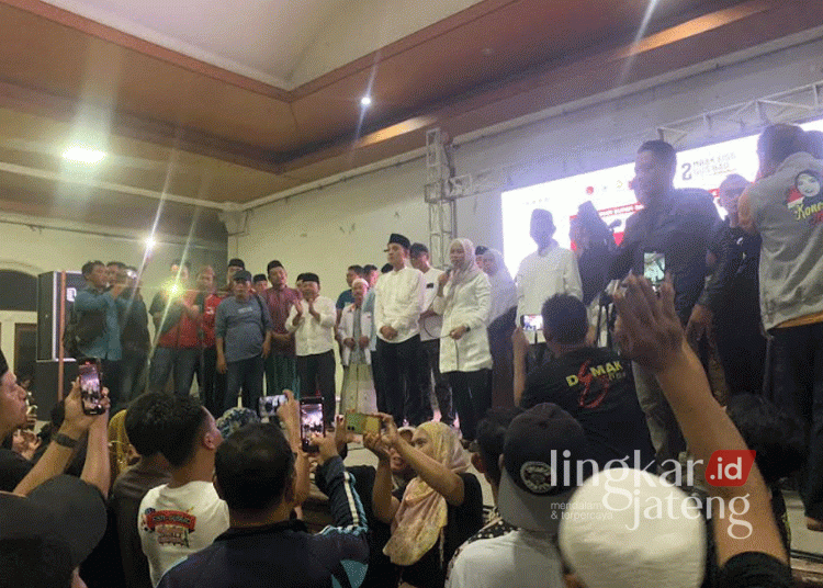 Paslon Bupati Demak Eisti’anah-Gus Bad bersama tim pendukungannya saat mendeklarasikan kemenangan Pilkada Demak di Gedung Wisma Halim pada Rabu malam, 27 November 2024. (M. Burhanuddin Aslam/Lingkarjateng.id)