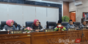 Bupati Grobogan, Sri Sumarni (kiri) saat mengikuti rapat paripurna DPRD pada Selasa, 5 November 2024. (Eko Wicaksono/Lingkarjateng.id)