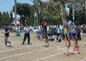 Sejumlah siswa mengikuti lomba egrang dalam Festival Permainan Tradisional yang diselenggarakan Disparbud Kabupaten Jepara, tahun lalu. (Muhammad Aminudin/Lingkarjateng.id)