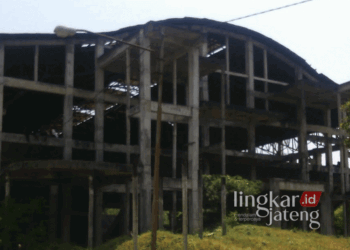 Kondisi GOR Kridanggo di Kelurahan Mangunsari, Kecamatan Sidomukti, Kota Salatiga, yang pembangunanya mangkrak belasan tahun. (Angga Rosa/Lingkarjateng.id)