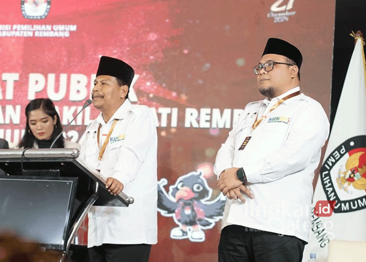 Pasanga Calon Bupati dan Wakil Bupati Rembang, Harno-Hanies, saat mengikuti debat Pilkada pada Selasa malam, 12 November 2024. (Vicky Rio/Lingkarjateng.id)