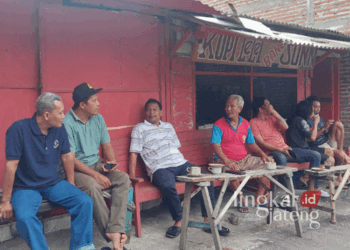 Calon Bupati Rembang nomor urut 02, Harno, saat ngopi bareng warga Dukuh Grajen, Desa Sumberjo, Kecamatan/Kabupaten Rembang, pada Selasa sore, 5 November 2024. (Vicky Rio/Lingkarjateng.id)