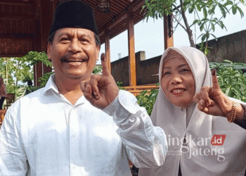 Calon Bupati Rembang nomor urut 02, Harno, bersama sang istri, Musringah, usai mencoblos di TPS 04 Kelurahan Sidowayah, Kecamatan/Kabupaten Rembang, pada Rabu, 27 November 2024. (Vicky Rio/Lingkarjateng.id)