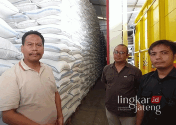 Beras di Rembang Melimpah, Harno-Hanies Komitmen Dukung Program Swasembada Pangan Prabowo-Gibran 25 Calon Bupati Rembang, Harno, saat berkunjung ke Jon Putra Group Rembang, pada Kamis, 31 Oktober 2024. (Vicky Rio/Lingkarjateng.id)