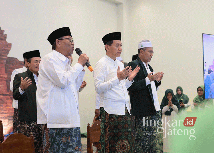 Para Kiai Kudus Istighosah Doakan Kemenangan Sam'ani-Bellinda di Pilkada 25 Calon Bupati Kudus nomor urut 01, Sam'ani Intakoris (tengah), saat menghadiri istigosah dan doa bersama para kiai di Gedung Pengajian Arwaniyyah Kudus pada Kamis malam, 21 November 2024. (Dok. HMS/Lingkarjateng.id)