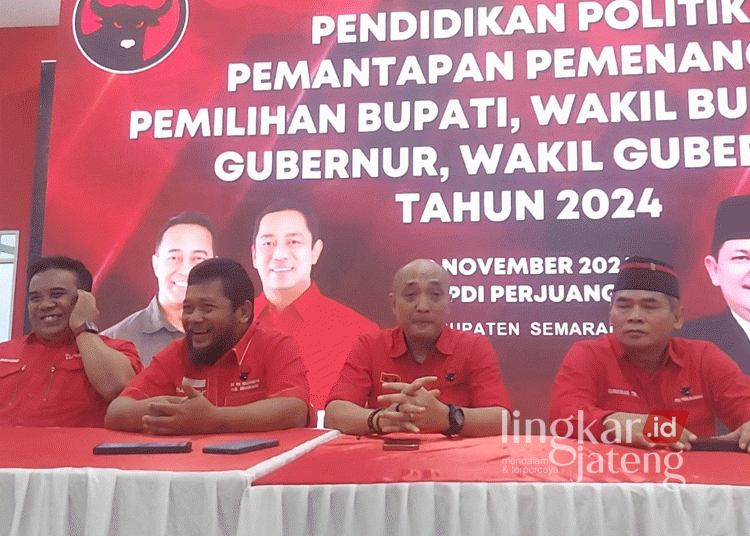 Jajaran pengurus DPC PDIP Kabupaten Semarang saat memberikan keterangan soal langkah strategis pemenangan Ngesti-Arifah dan Andika-Hendi di kantor setempat pada Jumat, 22 November 2024. (Hesty Imaniar/Lingkarjateng.id)