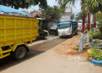 Sejumlah kendaraan berat melintasi jalan rusak milik Pemkab Pati yang menguhungkan Dukuhseti-Jepara. (Arif Febriyanto/Lingkarjateng.id)