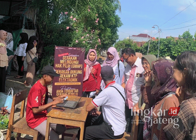 Anggota KPU Demak saat turun ke lokasi keramaian untuk melakukan kegiatan Gerakan Mendukung Hak Pilih (GMHP) dan Gerakan Dukung Rekam KTP Elektronik, baru baru ini. (M. Burhanuddin Aslam/Lingkarjateng.id)