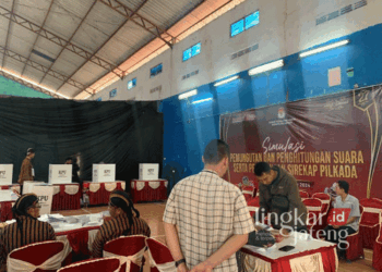 KPU Demak Temukan Sejumlah Kendala saat Simulasi Pemungutan Suara Pilkada 29 Proses simulasi pemungutan dan penghitungan suara Pilkada di TPS 07 Kelurahan Mangunjiwan, Kabupaten Demak, pada Minggu, 11 November 2024. (Dok. Pribadi/Lingkarjateng.id)
